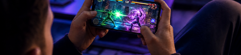 Un joueur tenant un smartphone affichant un jeu de combat