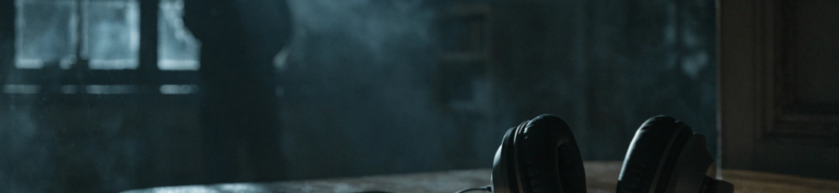Casque audio illustrant l'immersion sonore du film Undertone