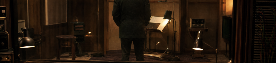 Vieil homme debout dans un studio d’enregistrement