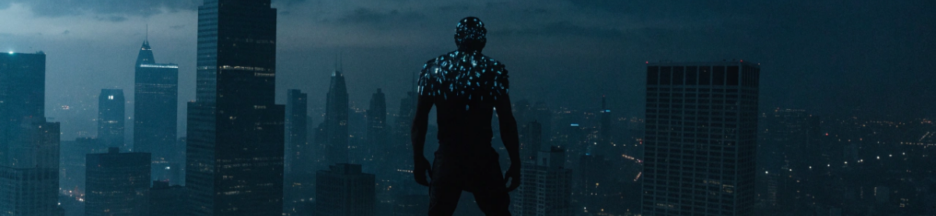 Silhouette mutante sur un toit avec des reflets cristallins bleutés, évoquant X-Men