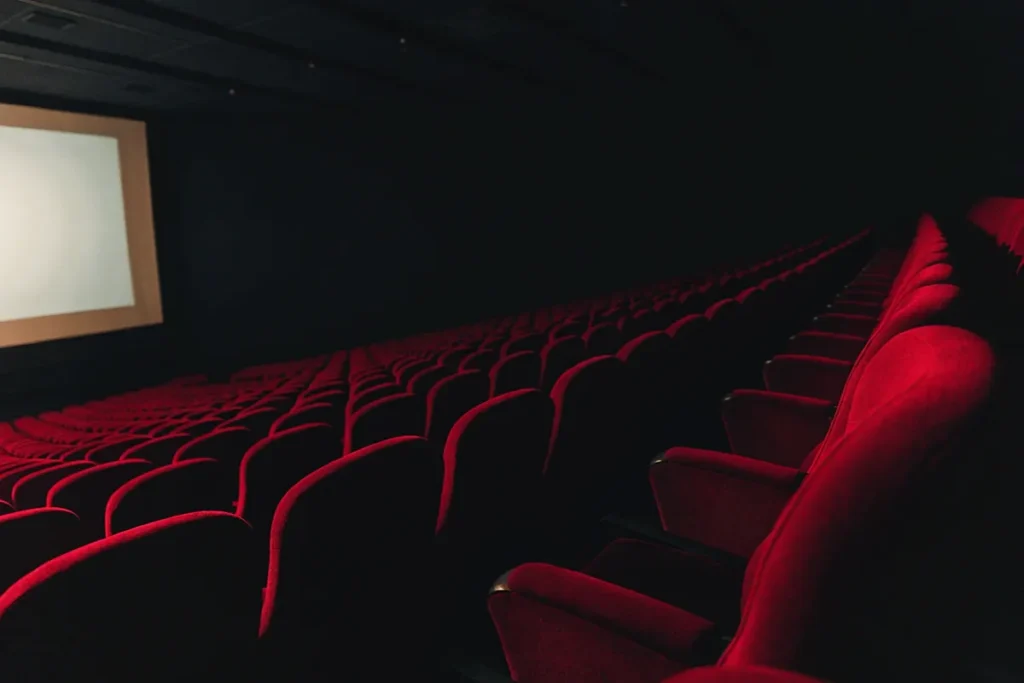 Salle de cinéma prête à accueillir la sortie du film Adieu monde cruel 