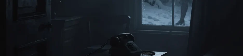 Une pièce sombre et un individu à la fenêtre dans une atmosphère nocturne et inquiétante