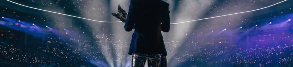 chanteur élégant sur scène rappelant Bruno Mars aux MTV VMA 2026