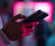 Rosé de BLACKPINK tourne New Trick sur un smartphone