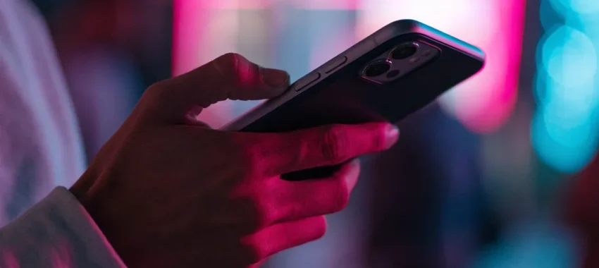 Rosé de BLACKPINK tourne New Trick sur un smartphone