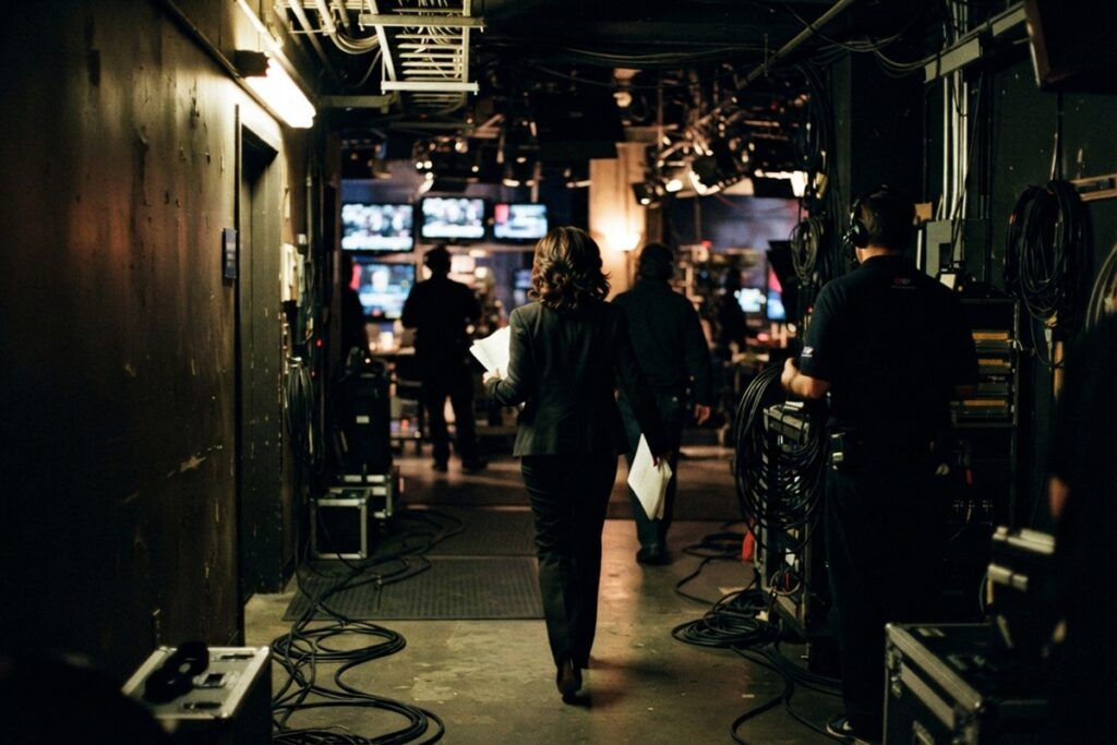 Couloir sombre des coulisses d’une émission télévisée