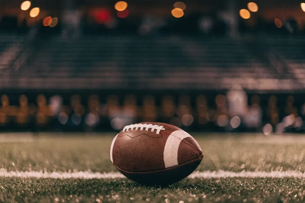 Ballon de football américain sur la ligne de touche pour Chad Powers saison 2