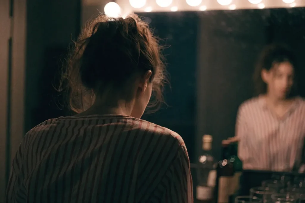 Une jeune femme devant un miroir
