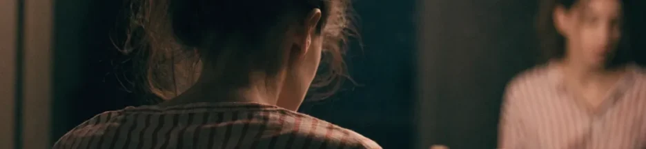 Une jeune femme devant un miroir