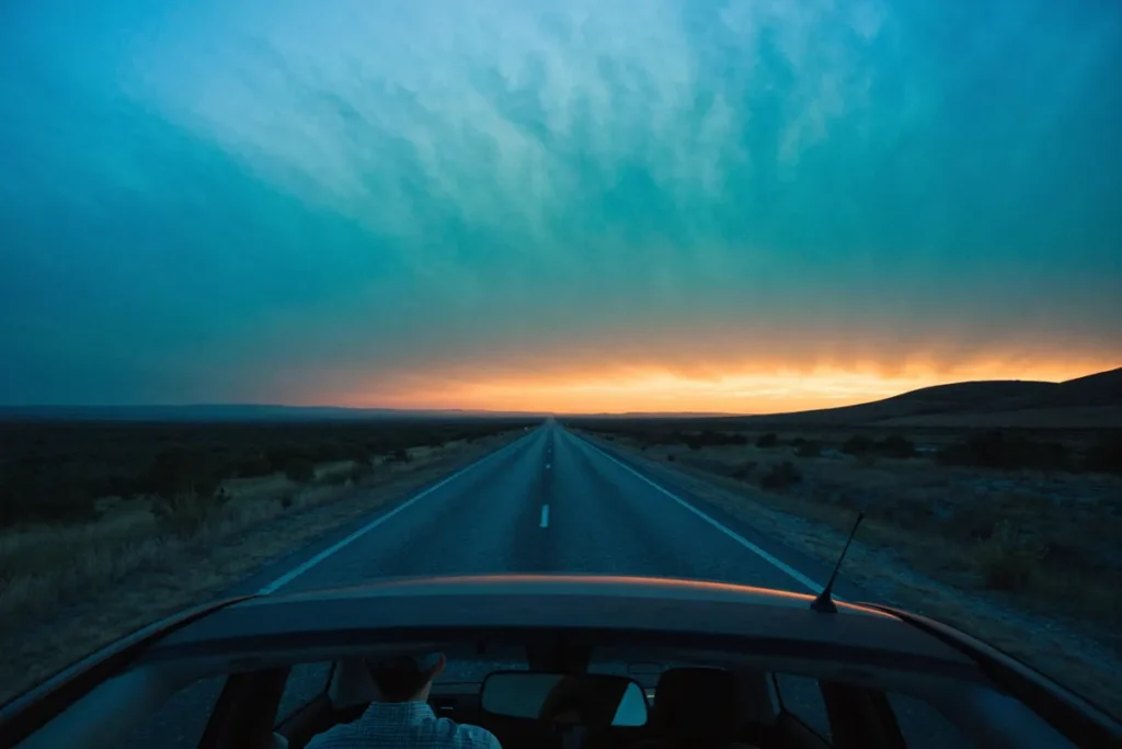 route déserte, horizon infini rappelant le film It Ends