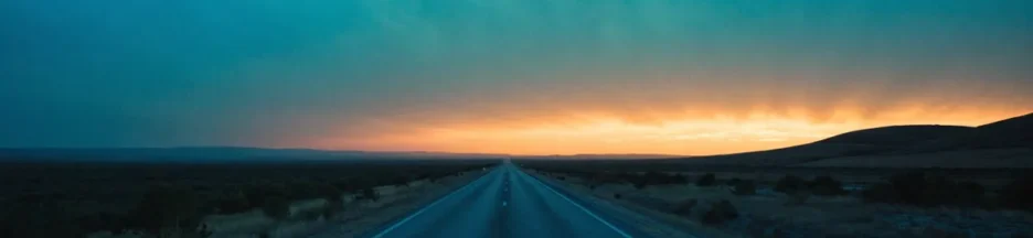route déserte, horizon infini rappelant le film It Ends