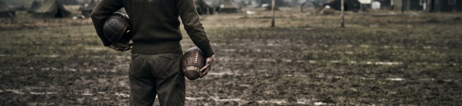 Jeune joueur de football américain en uniforme militaire