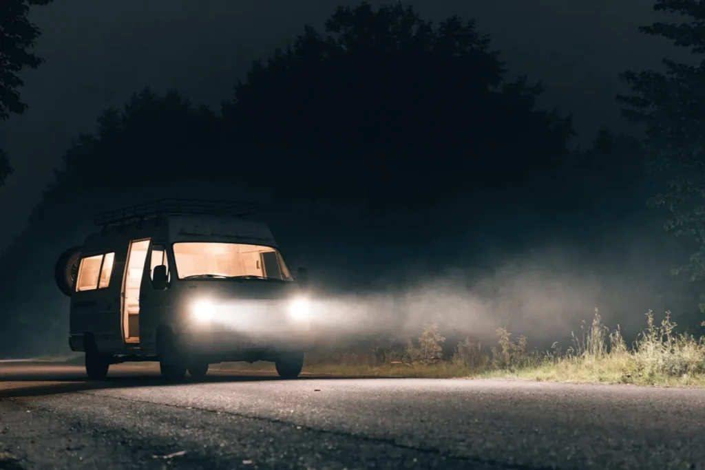 un van arrêté de nuit sur une route, ambiance du film Le Passager
