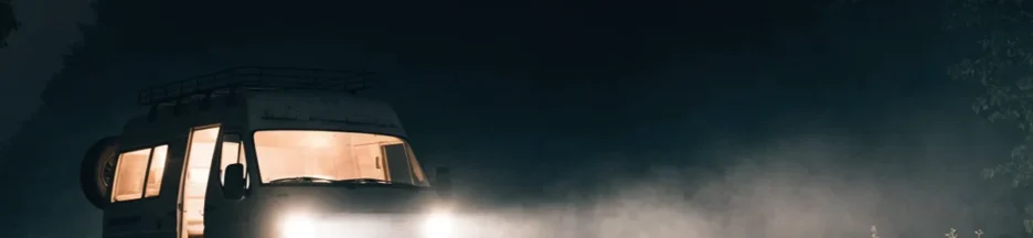 un van arrêté de nuit sur une route, ambiance du film Le Passager