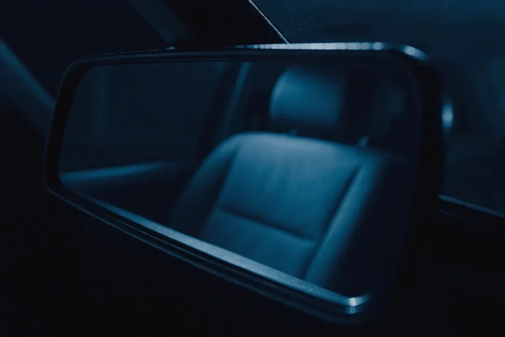 un rétroviseur de nuit évoquant la présence du Passager dans le film