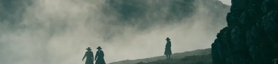 Un couple en costume d'époque dans un paysage écossais évoque Outlander: Blood of My Blood saison 2