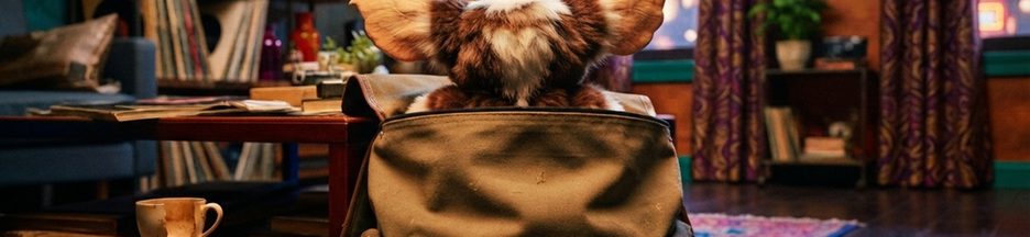 Petite créature fantastique assise dans un sac à dos