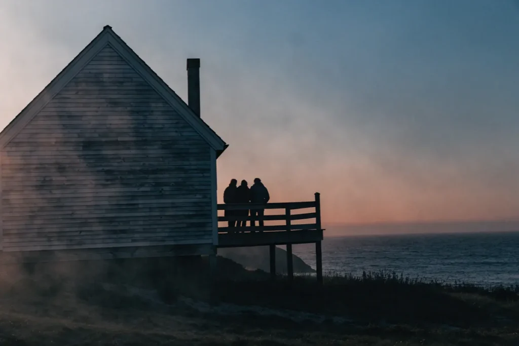 Illustration IA d'une maison isolée face à l'océan à Cape Cod, évoquant le thriller Remain