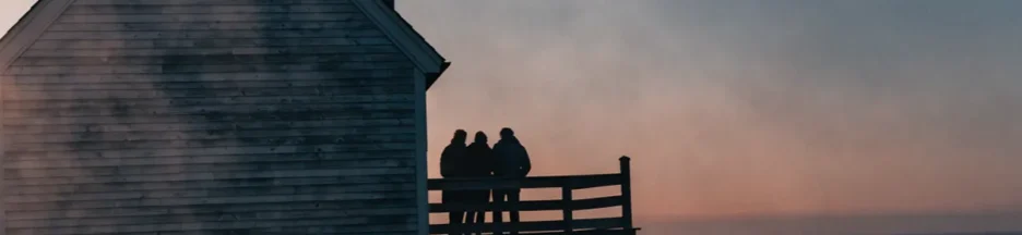 Illustration IA d'une maison isolée face à l'océan à Cape Cod, évoquant le thriller Remain