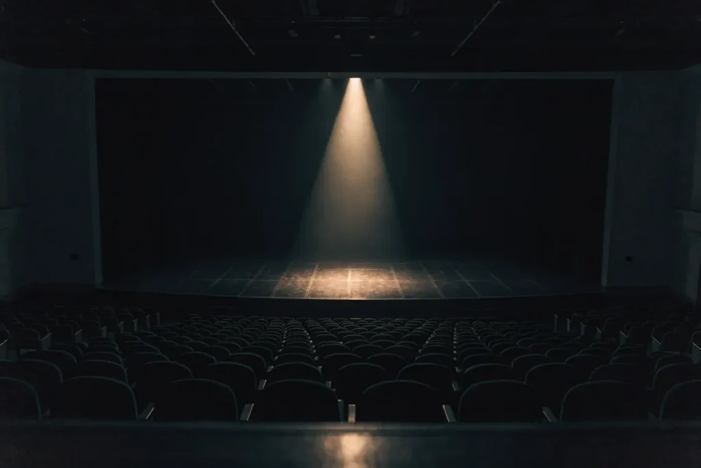 Scène de théâtre vide évoquant le dispositif du film Sea Wall