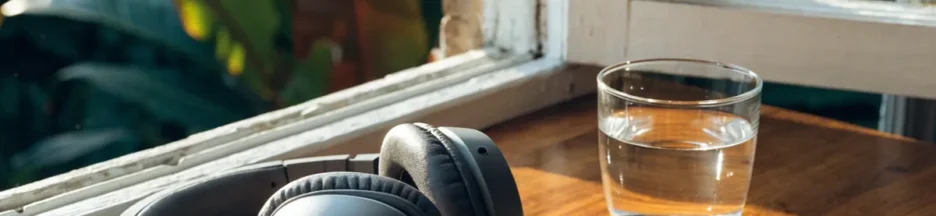 Un casque audio sur une table