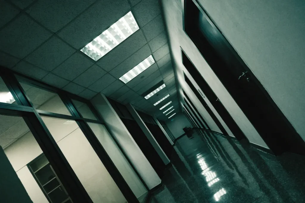 couloir d'immeuble vide en plongée, tension du film d'horreur français Vincent doit mourir adapté par Blumhouse