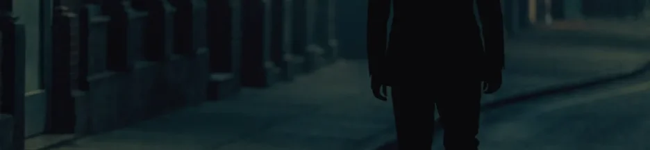 silhouette masculine de dos dans une rue déserte, atmosphère paranoïaque du film d'horreur Vincent doit mourir