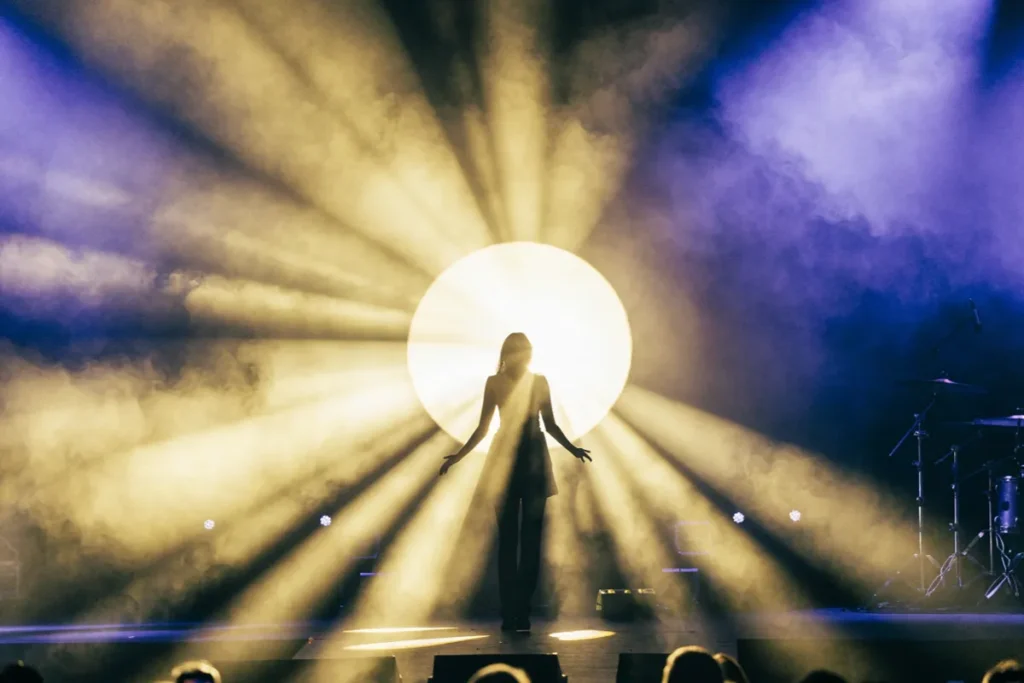 Illustration IA d’une chanteuse sur scène évoquant le retour de Zazie