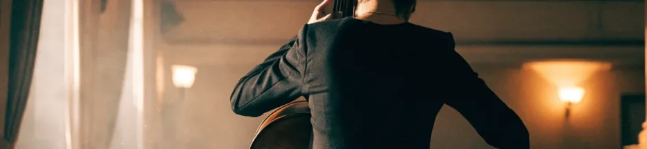 Behemoth évoqué par un violoncelliste en scène