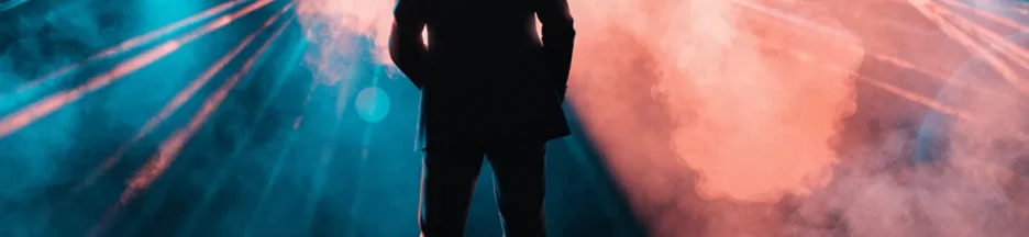 un chanteur anonyme évoquant Christophe Willem sur une scène électro