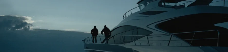 Un yacht de luxe isolé sur une mer sombre au crépuscule évoquant Day Drinker