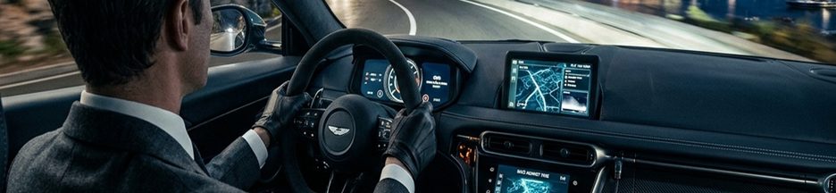 Un espion qui conduit une voiture dans un jeu