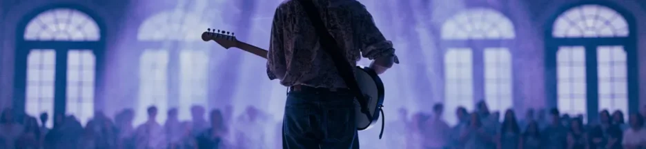 Silhouette d’un guitariste sur scène, évoquant un concert immersif à Paris
