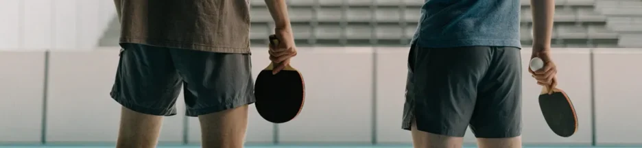Deux sportifs devant une table de ping-pong évoquant Félix Lebrun et Alexis