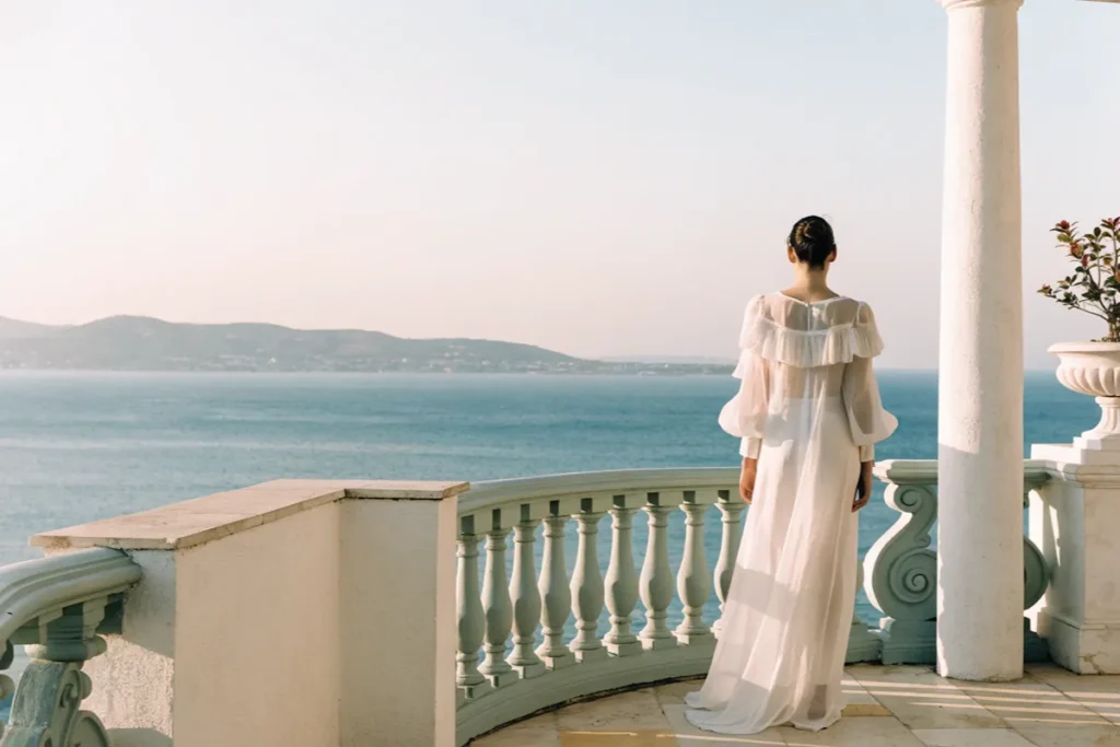 Décor méditerranéen et atmosphère élégante inspirés du clip Housewife de Tate McRae