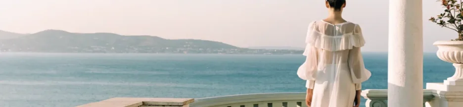 Décor méditerranéen et atmosphère élégante inspirés du clip Housewife de Tate McRae