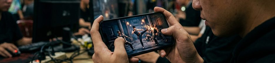 Un joueur jouant à un jeu de Kung Fu sur son mobile