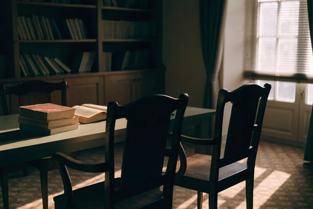 Une pièce d'étude d'un appartement italien, livres de littérature sur une table évoquant La Tentazione