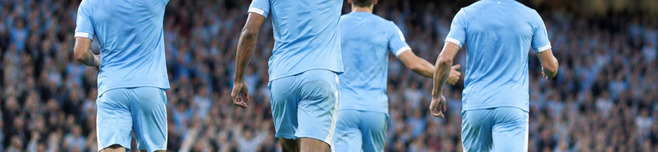 Joueurs de Manchester City qui célèbrent un but