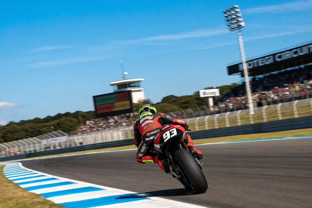 Pilote sur une moto de course rappelant Marc Márquez au MotoGP sur un circuit japonais