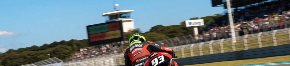Pilote sur une moto de course rappelant Marc Márquez au MotoGP sur un circuit japonais