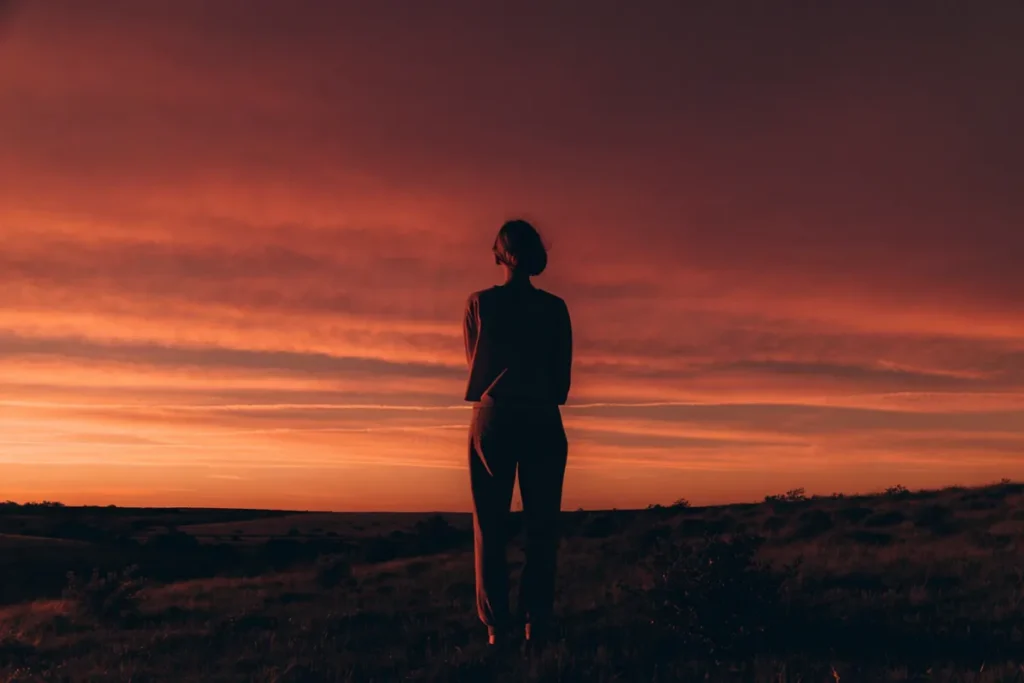 Jeune femme au coucher de soleil évoquant le prochain album de Marine