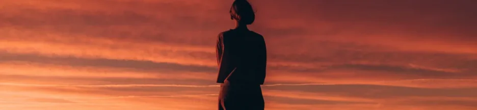 Jeune femme au coucher de soleil évoquant le prochain album de Marine