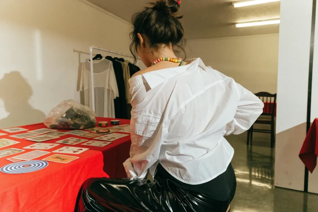 Jeune femme devant des symboles, évoquant les symboles du clip Tricheur