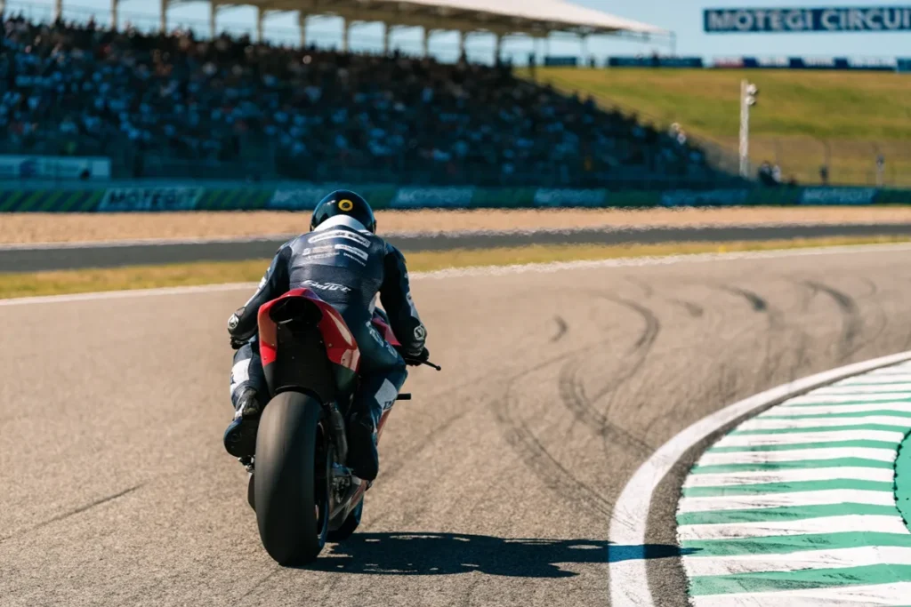 Un pilote de MotoGP de dos négociant un virage à Motegi évoquant Marc Márquez au Grand Prix du Japon