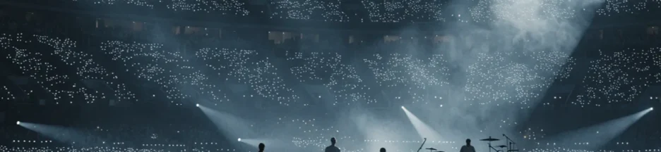 groupe de rock sur scène, ambiance de concert spectaculaire rappelant Muse