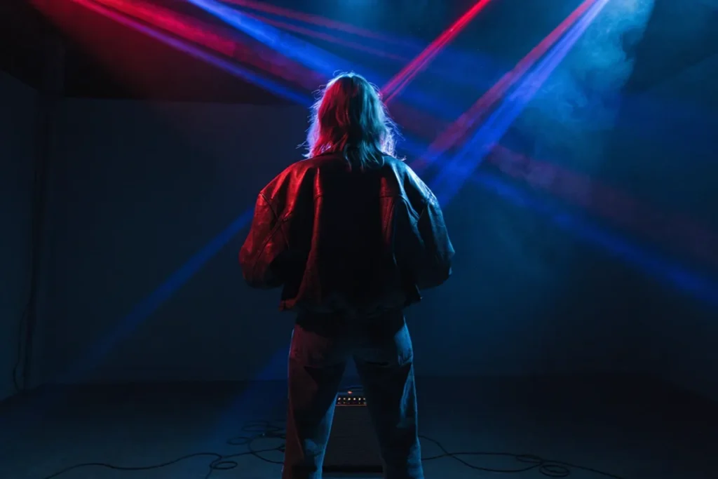 pièce sombre et stylisée évoquant le clip Xdinary Heroes IMPULSE