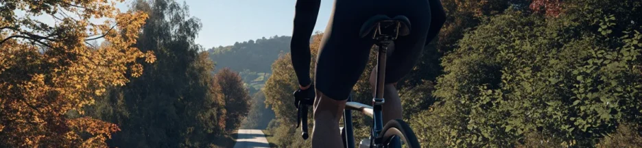 Cycliste fictif en pleine montée sous des feuillages d'automne, image évoquant Paul Seixas au Tour de Lombardie