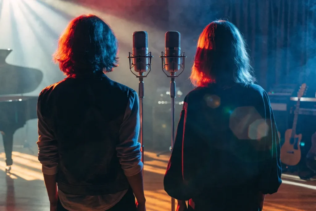 Deux silhouettes dans un studio de musique tamisé évoquant Rosalía Fontaines D.C.