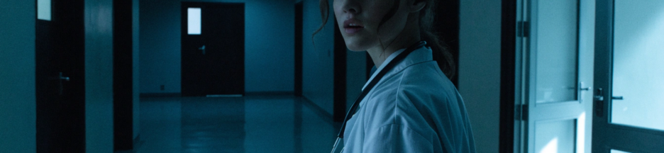 Illustration d’une jeune médecin dans un couloir d’hôpital sombre, évoquant l’atmosphère du film Sanguine